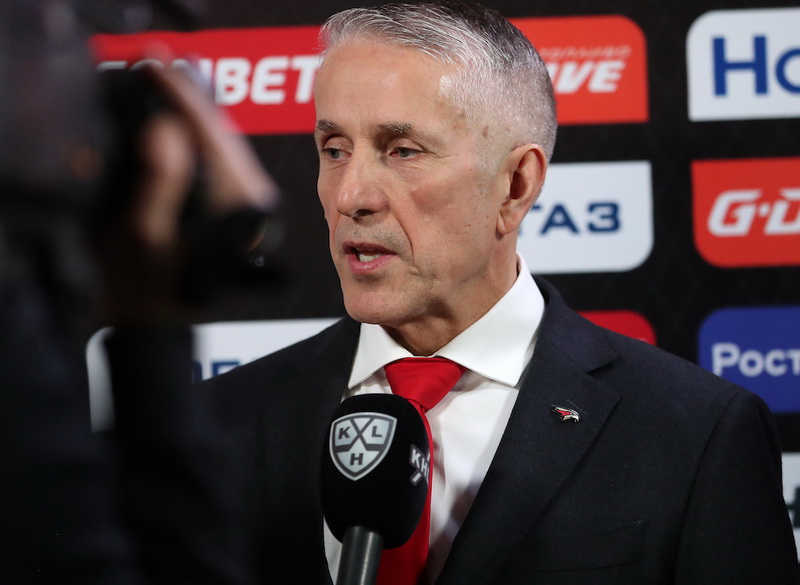 Новости авангарда на спортс ру. Боб хартли НХЛ. Боб хартли на пресконференции. Боб хартли Воронков. Боб хартли хоккей фото.