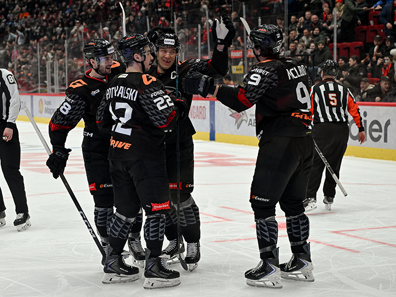 КЛЮШКА, ШАЙБА И РАЗГРОМ | Победная раздевалка «Авангарда» после матча с «Драконами»