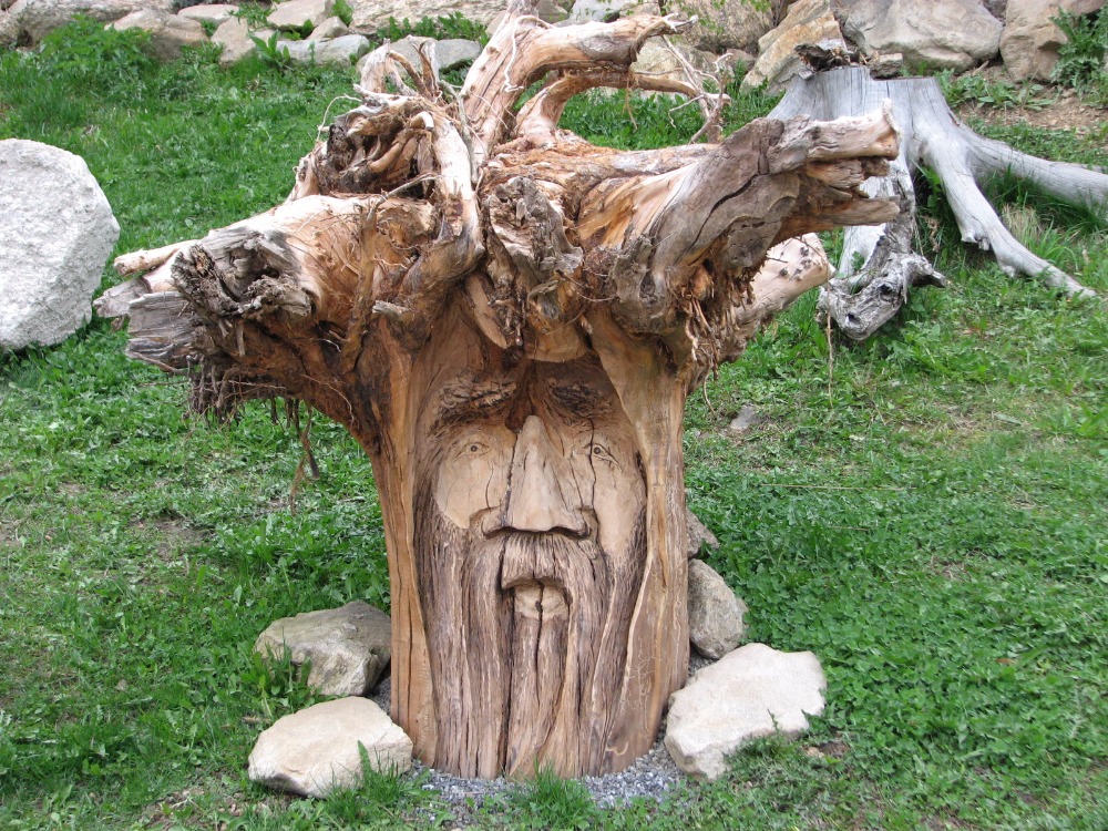 Венец деревьев. Кристофер Уайт корнепластика. Рутарий — арка. Фигуры из пней. Скульптуры из дерева и пней.