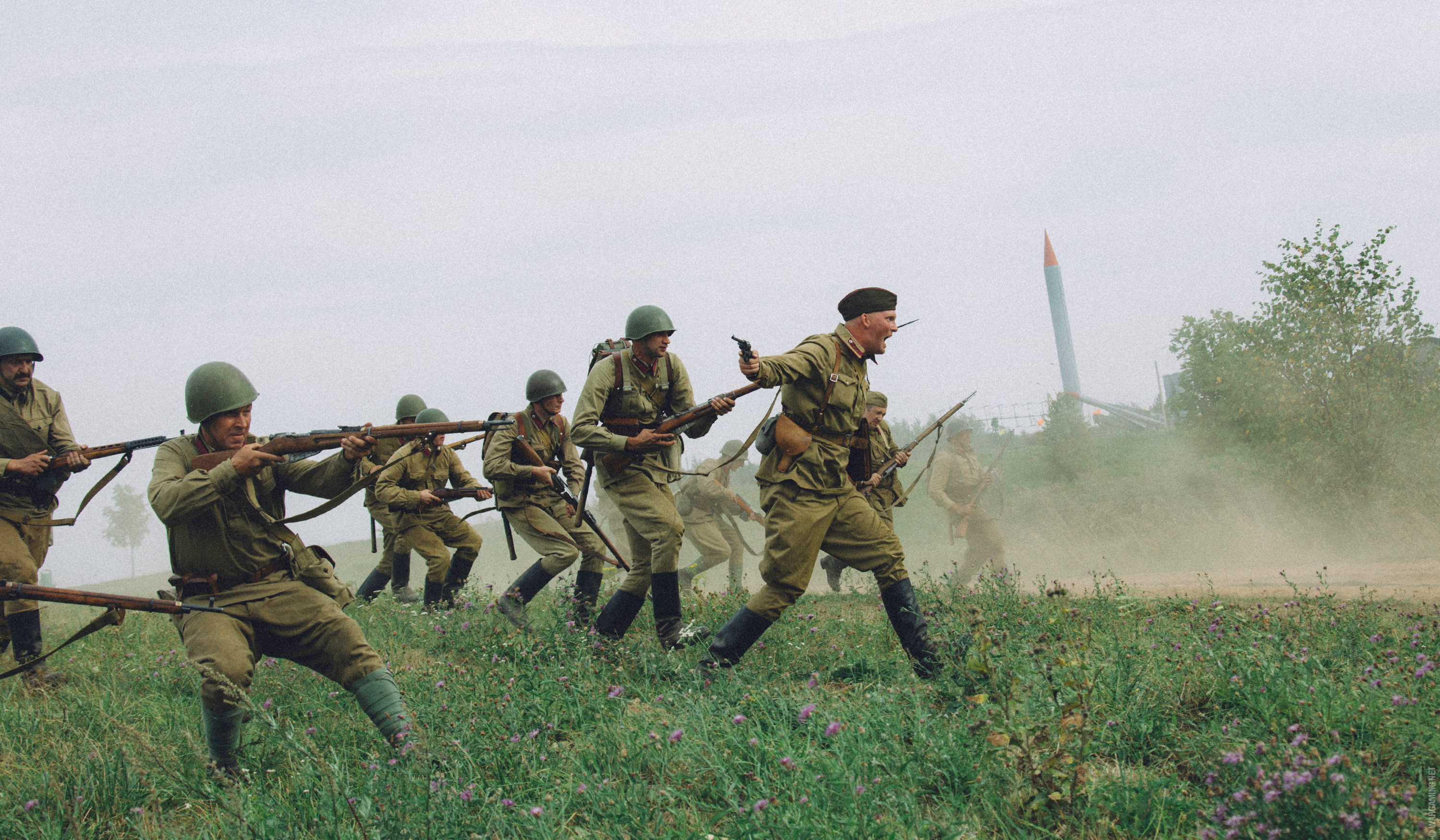 Военное нападение. Солдаты бегут в атаку. Советские солдаты бегут в атаку. Атака пехоты.