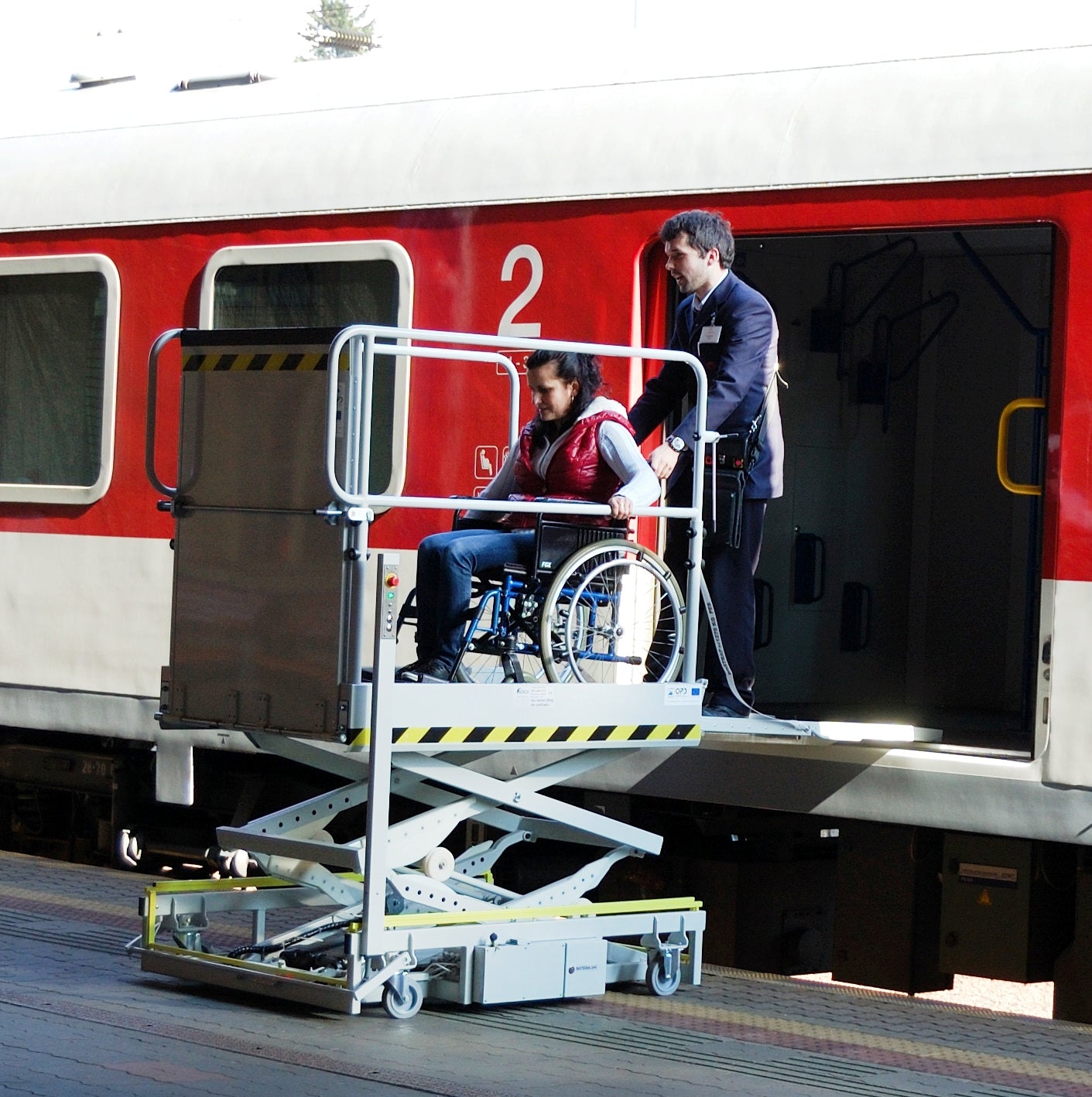 Вагон для инвалидов в поезде. Вагоны ТВЗ 4529 подъемник для инвалидов. Вагоны ТВЗ 4445 подъемник для инвалидов. Вагон для инвалидов колясочников РЖД. Спецвагон для инвалидов РЖД.